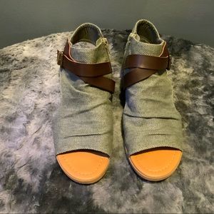 Soda Army Green Brown Strap Women Sandal sz 7